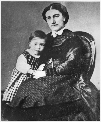 Madame Gide mit André Gide, 1872 von French Photographer